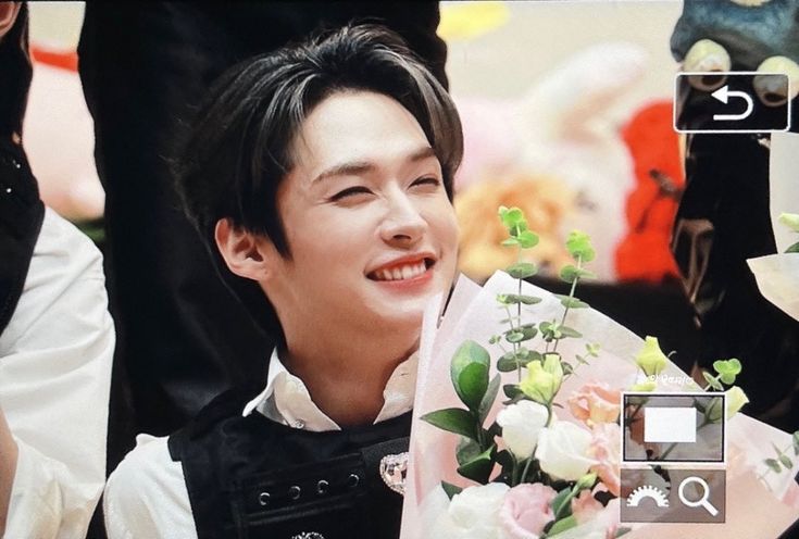 userlinoring's tweet image. things that make leeknow really happy when people gift him in fansigns 

1. anything related to his babies
2. flowers
3. anime things 
4. anything related to gucci