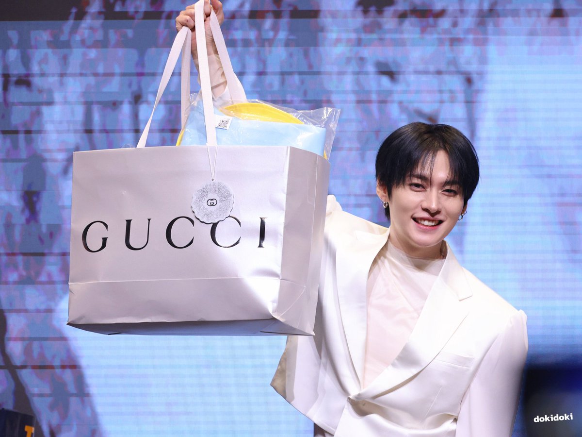 userlinoring's tweet image. things that make leeknow really happy when people gift him in fansigns 

1. anything related to his babies
2. flowers
3. anime things 
4. anything related to gucci