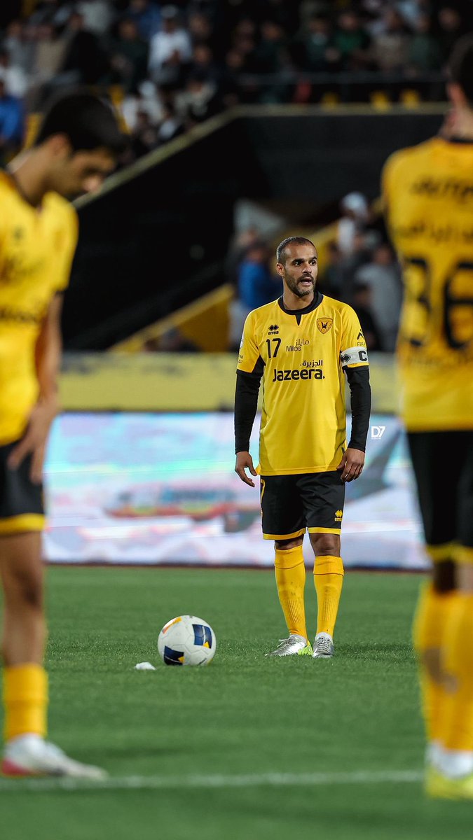 نعم المادة والعروض مغرية وهي حق من حقوق اللاعب أياً كان اسمه ومركزه

لكن لن ننسى أننا عاصرنا أسطورة حمل القادسية في قلبه قبل أن يدافع عن شعاره لسنوات بالملاعب

بدر "درس حي" أتمنى من جميع اللاعبين أن يستوعبوا قيمته وكيف كسب ما هو أعظم من المادة 

"محبة واحترام الجماهير للأبد"

💛