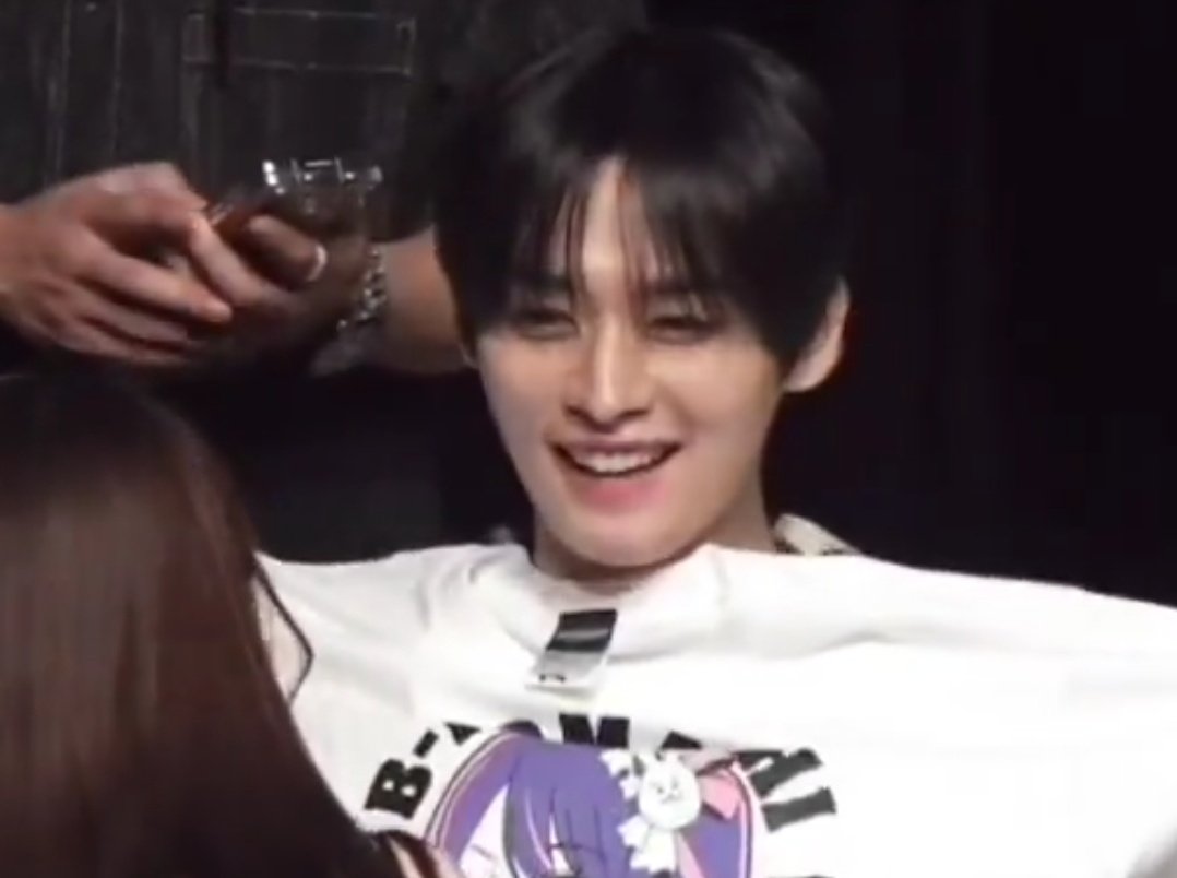 userlinoring's tweet image. things that make leeknow really happy when people gift him in fansigns 

1. anything related to his babies
2. flowers
3. anime things 
4. anything related to gucci