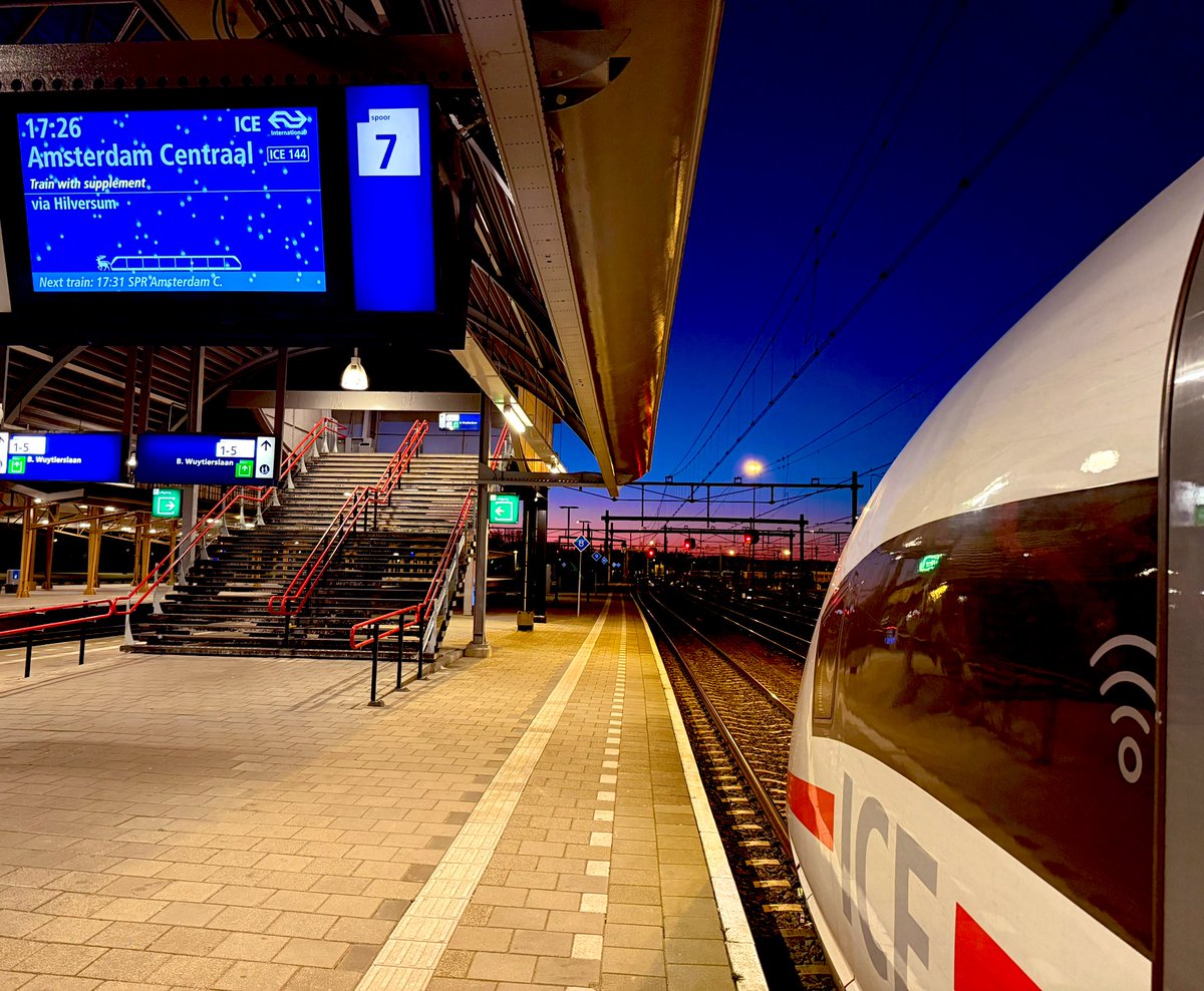doc7austin's tweet image. Freezing cold winter day at Amersfoort Centraal station in the Netherlands. And here’s the modern ICE 3neo, ready and waiting to head off to Amsterdam.