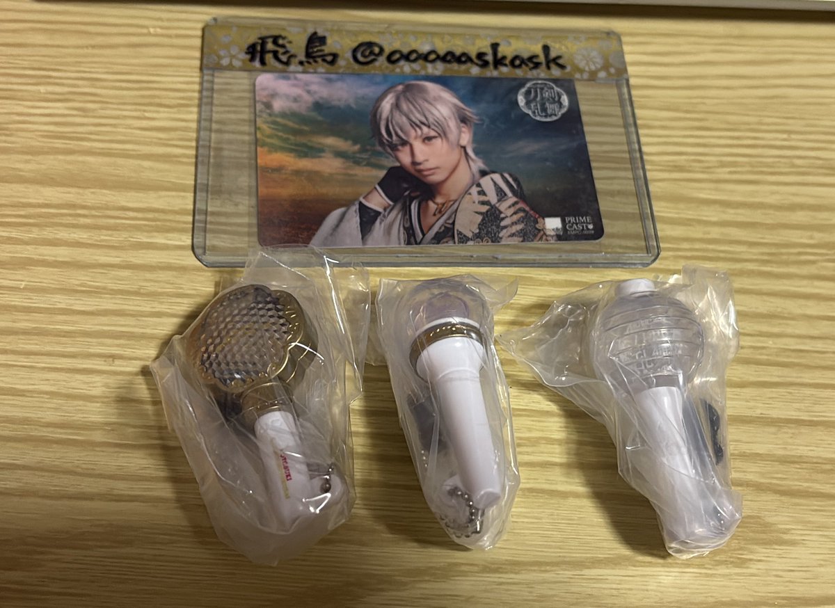 aaaaaskask's tweet photo. 【交換】ミュージカル刀剣乱舞 
十周年記念 ミニチュア ペンライト チャーム 刀ミュ ガチャ

譲:2016、祝玖寿、五周年　壽

求:十周年、2022 こんのすけ、乱舞野外祭

郵送交換。DM解放済みです。お声掛けお待ちしております。 https://t.co/VvKZNwFItF