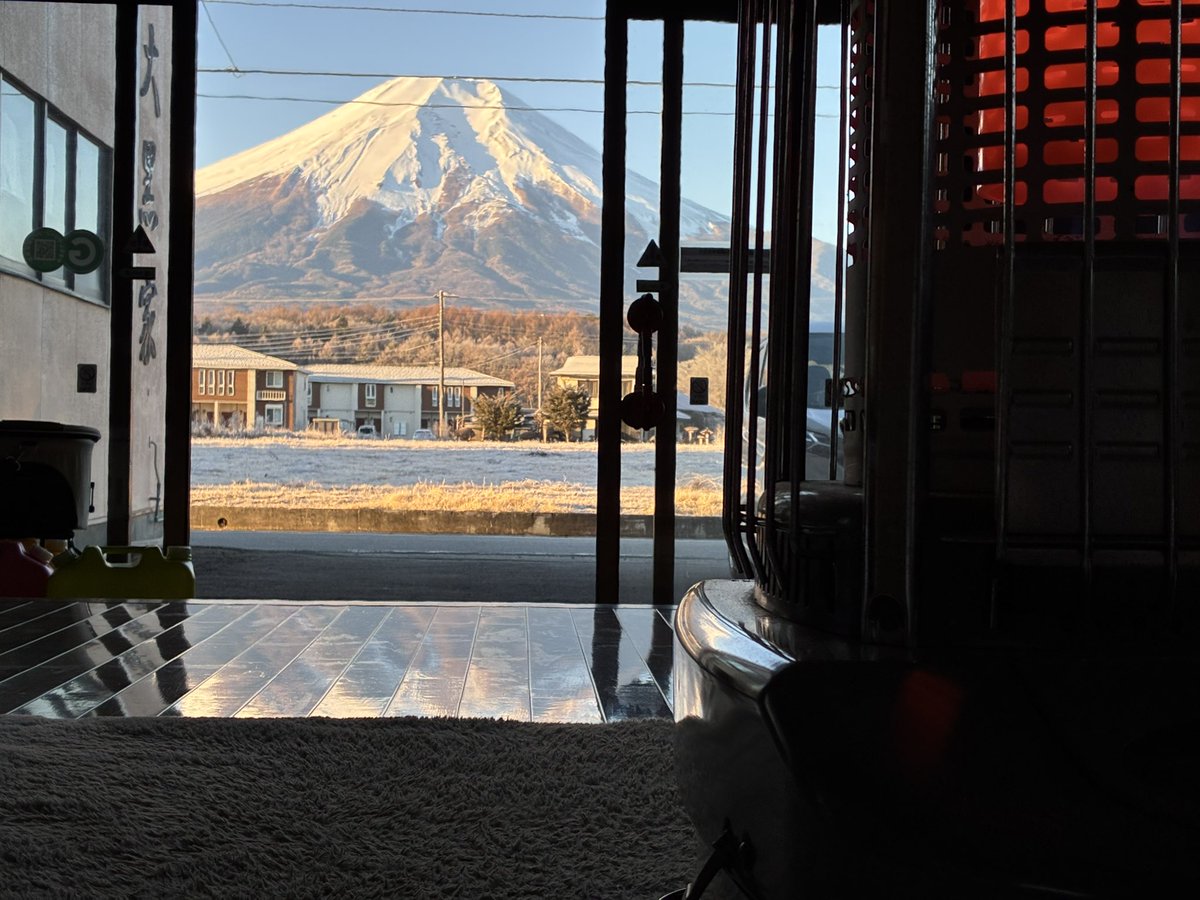 今年も残りわずかとなりました。
今朝も天気が良かったので当館ロビーからストーブ越しの富士山撮ってみました😊

#富士山　#弓道　#山梨　#忍野村　#大黒家