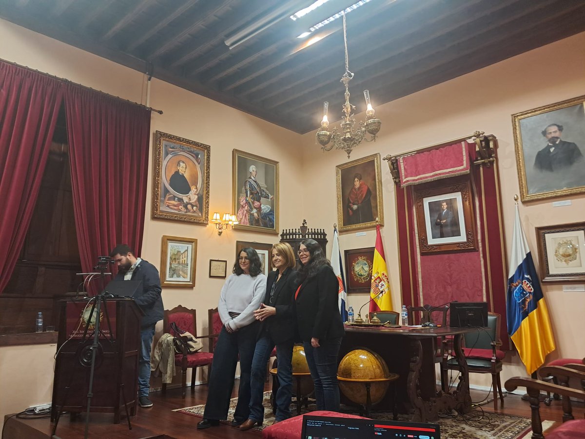 PaulaBarbero10's tweet photo. Compartiendo ratitos de Historia de las Mujeres con Ofelia Rey Castelao en el Seminario Permanente de la @RSEAP_Tenerife · Familias isleñas: hogares, trabajo y sociedad💛📜
➡️Disponible en: https://t.co/4Pa8EBEP8d
Seguimos @dcrjor 👩🏽💻👩🏽💻👩🏽💻
#HistoriaDeLasMujeres #Padrones #Canarias https://t.co/02opDTkFAr