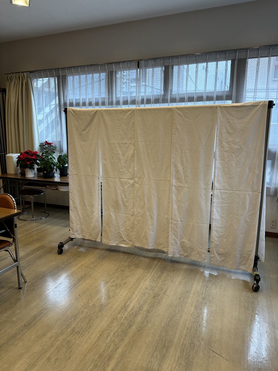 2025年12月28日（日）三軒茶屋ナザレン教会では、2025年を締めくくる礼拝式を主なる神様にささげました。礼拝式後に教会の大掃除をみんなで行いました。会衆席クッションの埃をはたき、洗濯したカバーをかぶせました。さっぱりとした気持ちで新年2026年を迎えることができます。