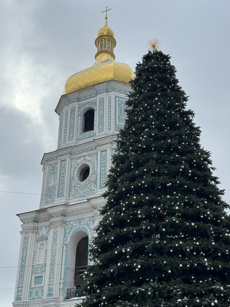 maxcocoabean's tweet image. Ялинки бувають різні. І кожна має свою цінність, що знаходить відгук в наших серцях ❤️‍🩹