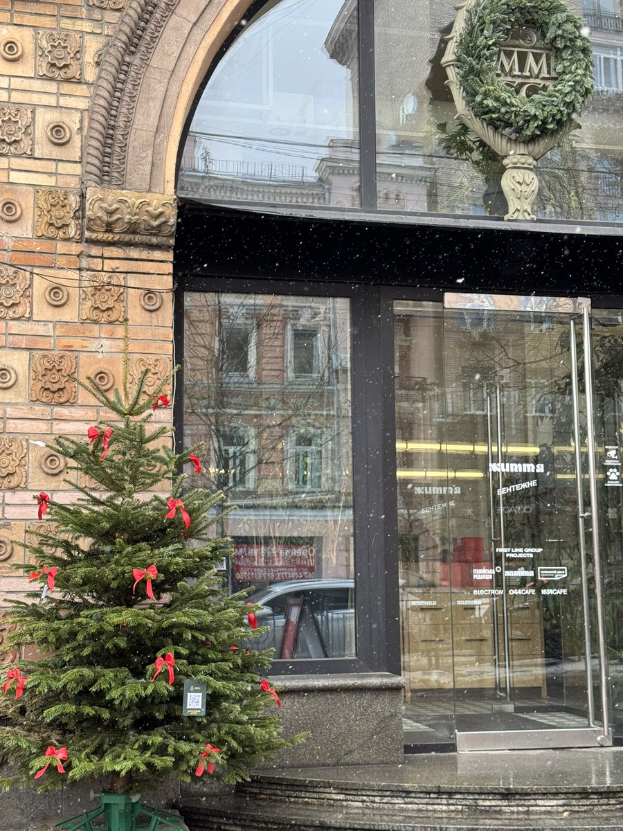 maxcocoabean's tweet image. Ялинки бувають різні. І кожна має свою цінність, що знаходить відгук в наших серцях ❤️‍🩹