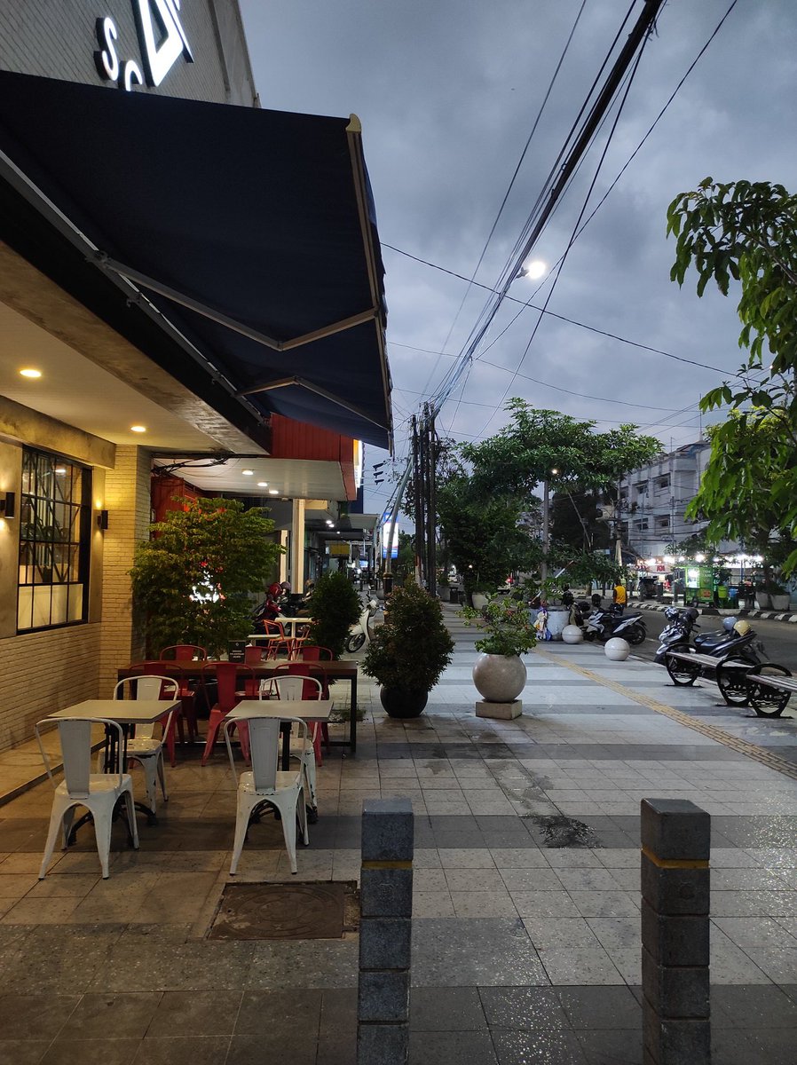 Hari ini main ke Kota Tegal, dan jalan kaki di Jalan Ahmad Yani.

Trotoar yang cukup lebar, kawasan pertokoan yang punya GSB 0, serta alfresco dining bikin kawasan ini nyaman dan atraktif buat jalan kaki.