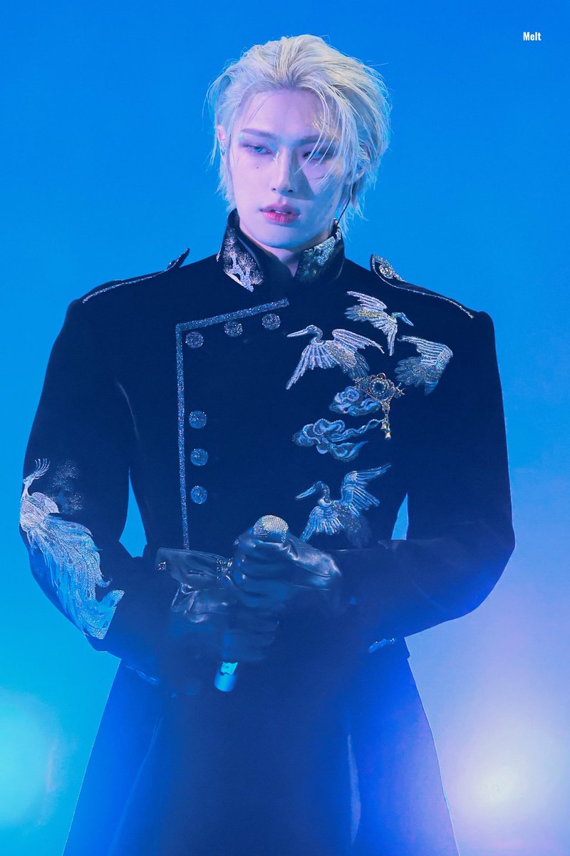 Wait. The shoulders.
Omg. Mingi.