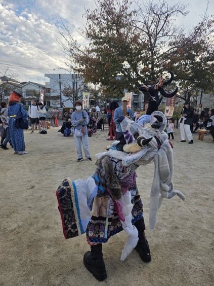 #無言で後姿を見せつけよ見た人もやってねお願い

📷：夜桜煉さん
　　<a href="/Kon53555/">夜桜 煉／夜桜さんと物の怪達</a> 

自分の後ろ姿見る機会ってあまり無いよね