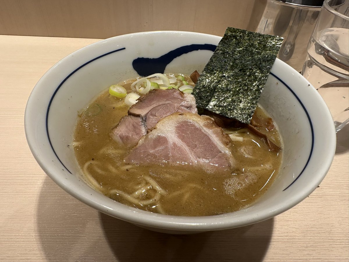 k_ohsera's tweet photo. 東京遠征たのでした。久しぶりにみーおんにも会えて、おでん腹いっぱい食った後の〆のラーメン。最高だったねぇ〜
そして何よりもあの箱いっぱいに動員するところ見れて、ホント良い年末でした！
欲を言うならば次は新幹線取りやすい時期にしてくれると嬉しいかなっ！
@yui_drums_ https://t.co/2g8wVAXyNo