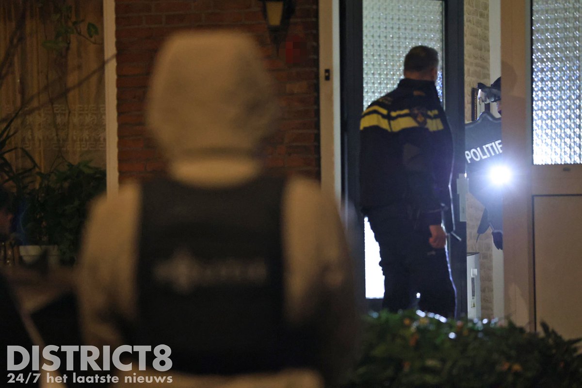 RedactieD8's tweet image. Een politiemacht is vannacht op verzoek van de politie-eenheid @POL_Gelderland een woning aan de #Tomatenlaan in #Delfgauw binnengevallen. In de woning werd direct een verdachte aangehouden. De reden van de instap en aanhouding heeft te maken met een lopend onderzoek.