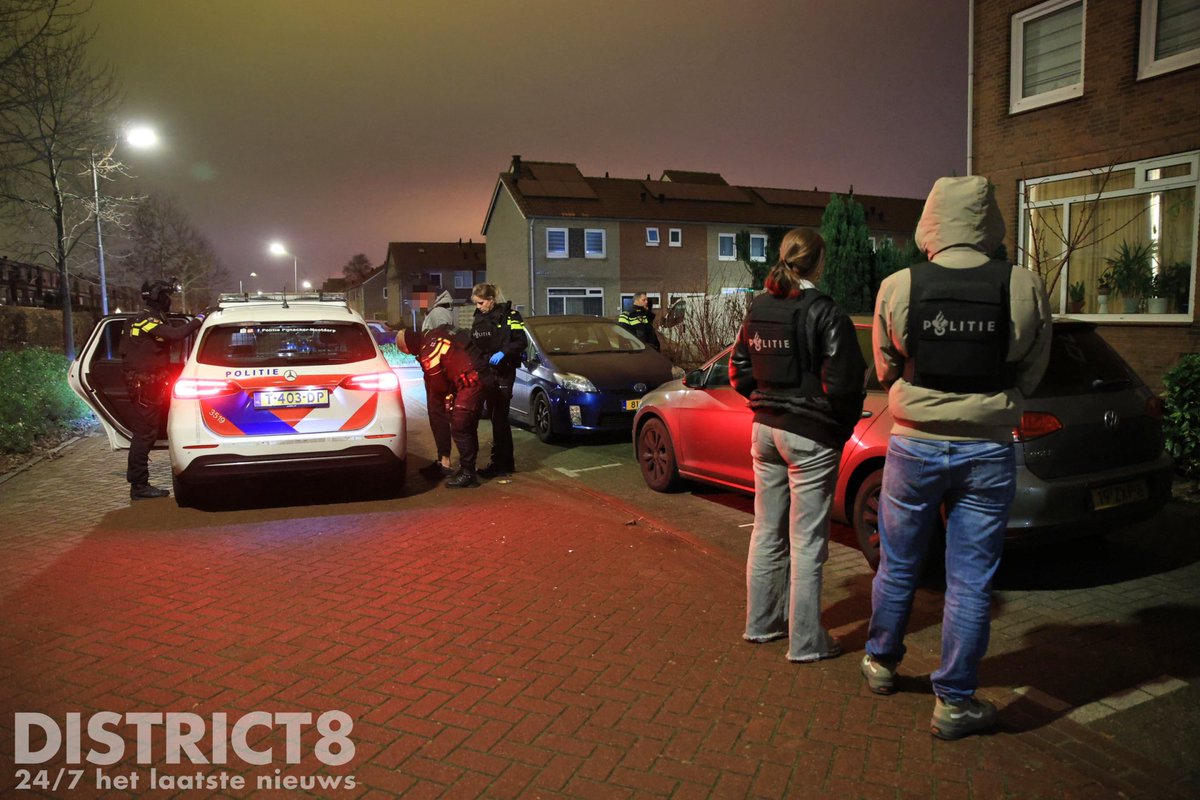 RedactieD8's tweet image. Een politiemacht is vannacht op verzoek van de politie-eenheid @POL_Gelderland een woning aan de #Tomatenlaan in #Delfgauw binnengevallen. In de woning werd direct een verdachte aangehouden. De reden van de instap en aanhouding heeft te maken met een lopend onderzoek.