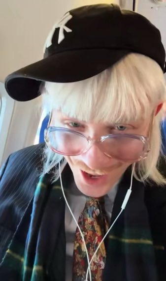 tinybangwool's tweet image. bring the doll brush!!!