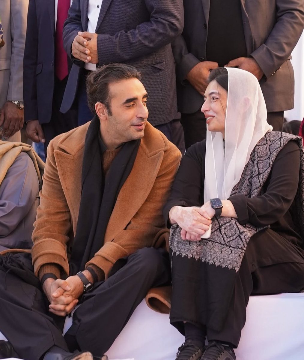 ان پیپلز پارٹی بلاول بھٹو زرداری دختر مشرق شہید محترمہ بینظیر بھٹو کے 18 ویں یوم شہادت کے موقع پر پاکستان پیپلز پارٹی کے گڑھی خدا بخش، لاڑکانہ میں منعقدہ جلسہ عام سے خطاب کررہے ہیں۔
<a href="/BBhuttoZardari/">Bilawal Bhutto Zardari</a> 
<a href="/AseefaBZ/">Aseefa B Zardari</a>