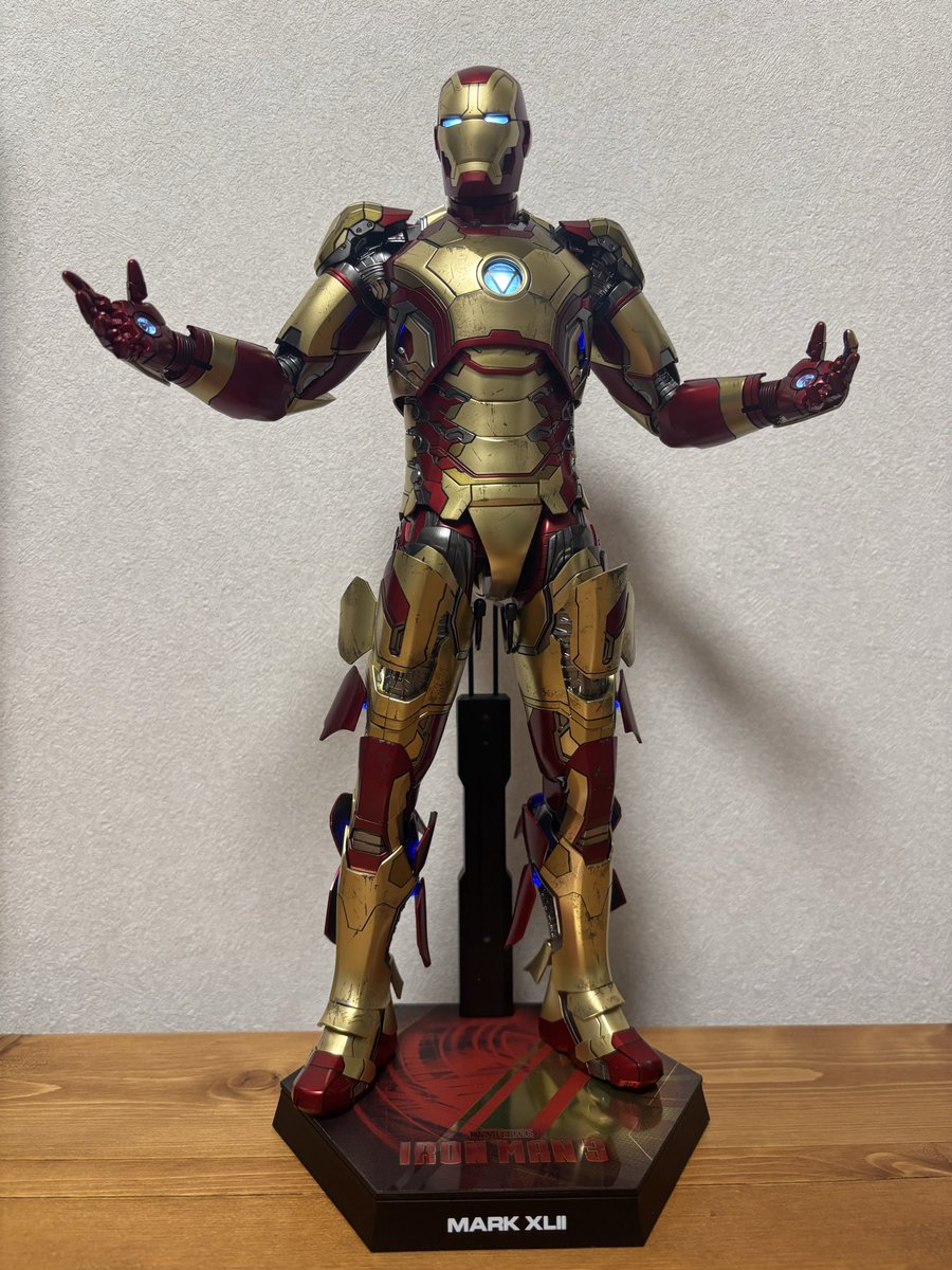 TeaKazu1's tweet photo. ホットトイズのマーク42、電池なくても光らせ��れるのは良い https://t.co/bzyEfULApo