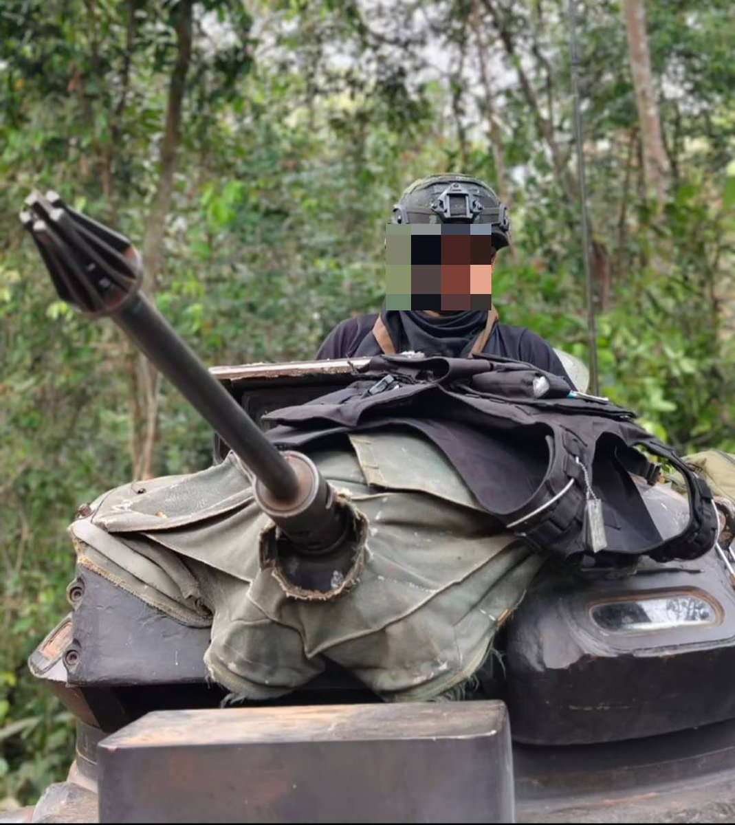 Rattapoom_K's tweet image. 20 days of living in your tank. Royal Thai Army armored cavalry during Thai Cambodian conflic.