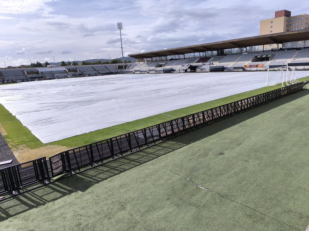 La cubierta de la que habla <a href="/eldeporteconque/">El Deporte Conquense</a> la puede construir Inocencio Santos, pero mientras tanto, lo que sí es realidad es la manta que hoy domingo cubre todo el césped de La Fuensanta para protegerlo del frio y heladas.