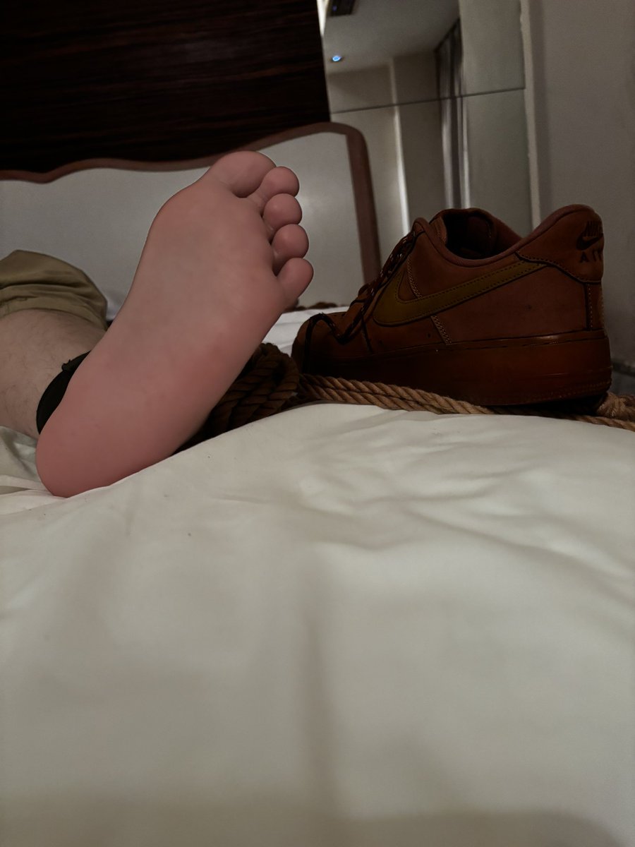 【做农】跟很会照顾人的知名黑袜🧦1s见面了<a href="/liketkSM/">扁鹊</a> ，看着很狠实际很暖，说调玩我再给我做牛跟e，不过很温柔，在踩我的时候自己下面已经硬的不行了，拔出来一看很粗的一根啊🤤🤤🤤口感很好也没有异味，最重要的时候超级怕痒，一边取一边挠也能很持久
#1S #黑袜男大 #恋足 #舔脚 #反差 #农牛