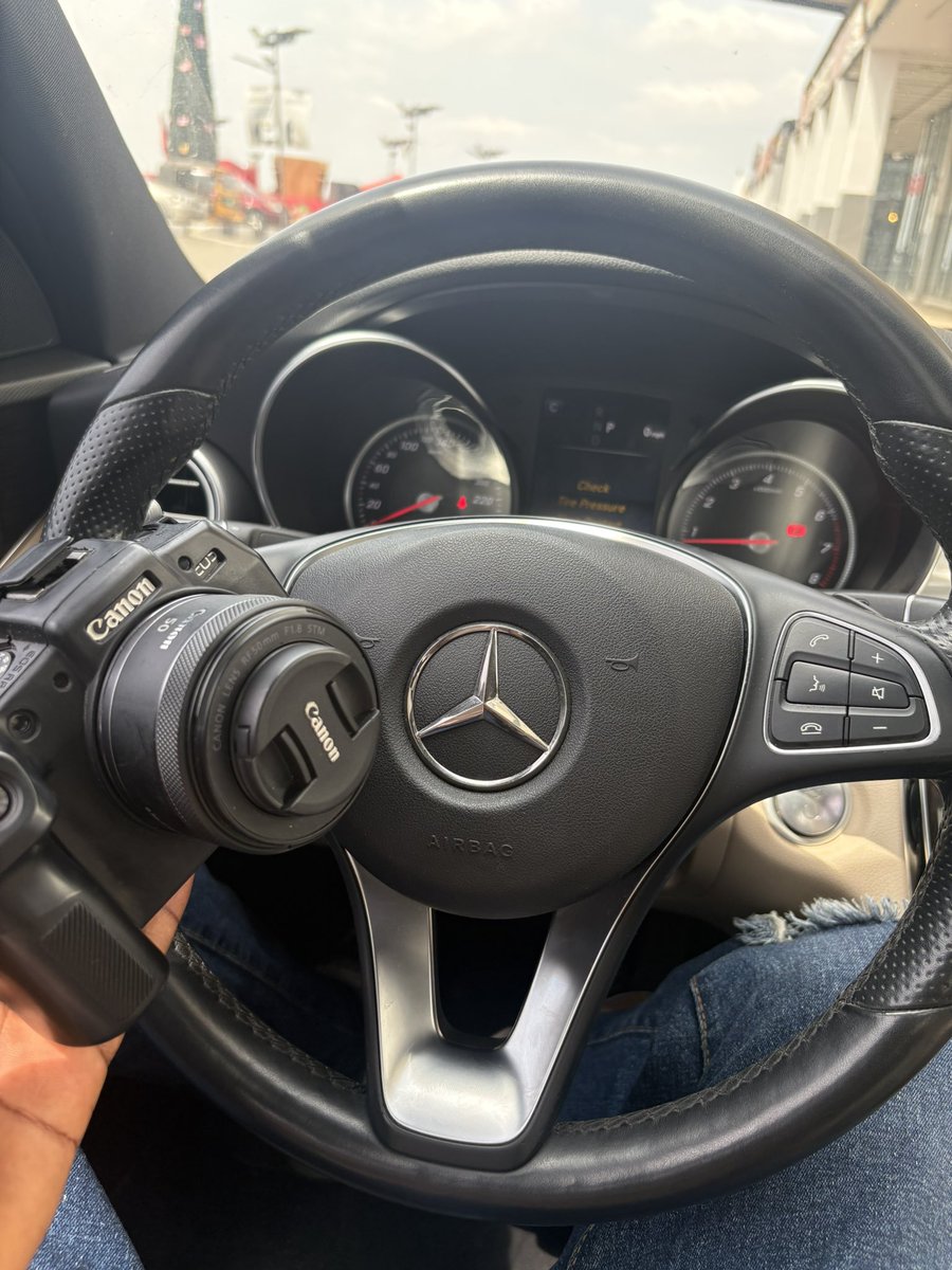 APointVisuals's tweet image. Happy Sunday! Thank you all for the congratulations.
Outside for my daily 2M.
I shoot lifestyle and event photography you can DM me for bookings. 📸