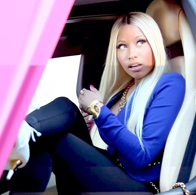 “Blonde wig with black roots” Nicki Minaj was really UNFUCKWITTABLE!!!! That wig gave her and her pen superpowers… 🤣😂😂🤧💙🩷💙🩷💙🩷