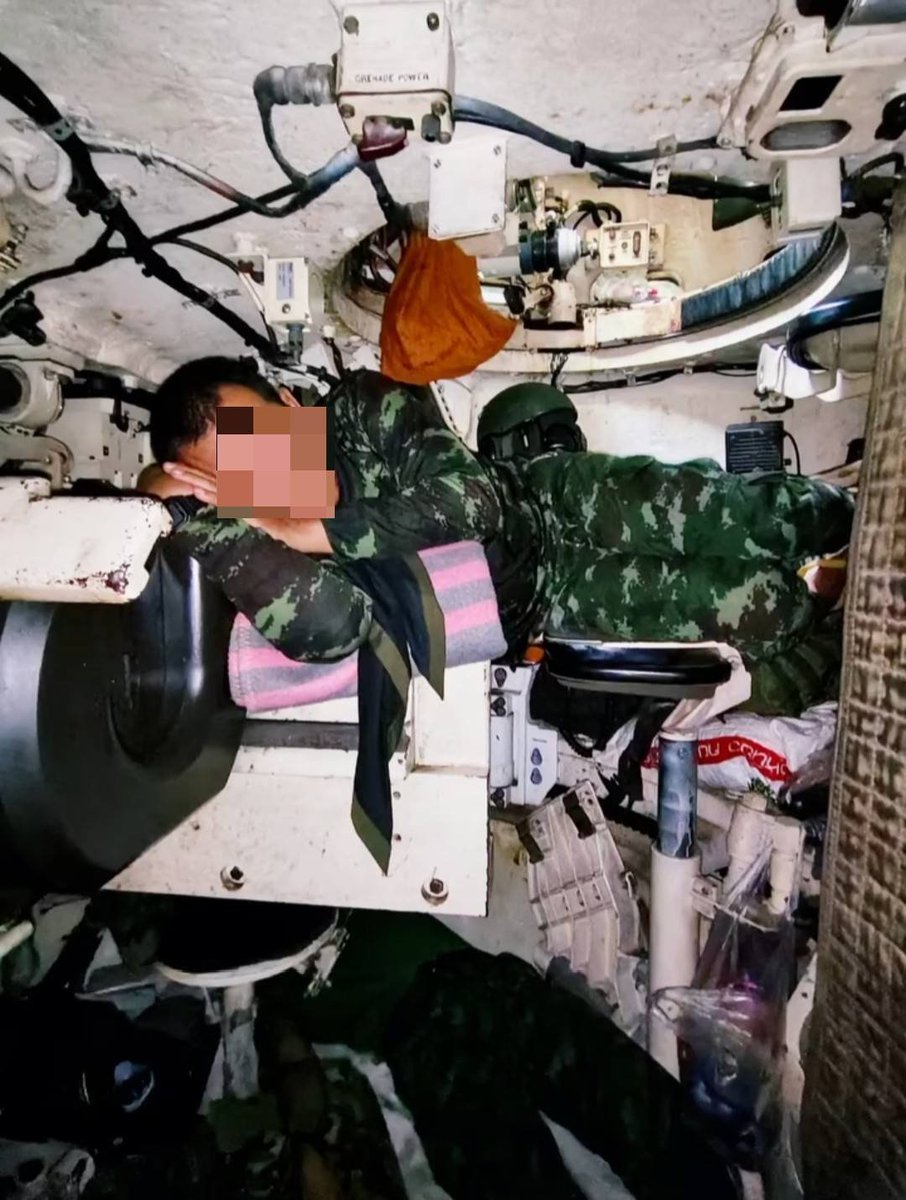 Rattapoom_K's tweet image. 20 days of living in your tank. Royal Thai Army armored cavalry during Thai Cambodian conflic.