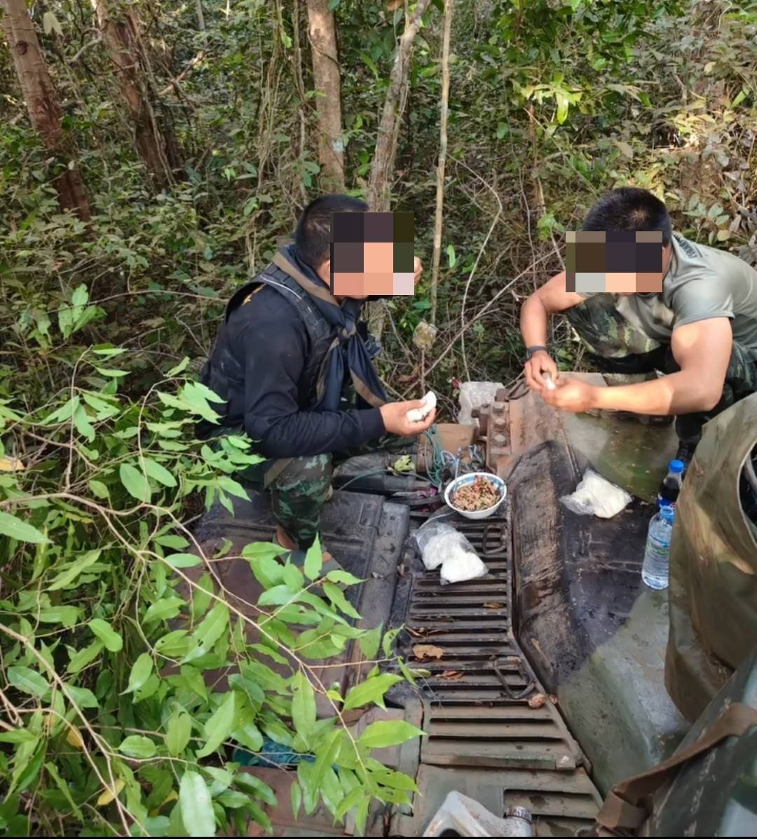 Rattapoom_K's tweet image. 20 days of living in your tank. Royal Thai Army armored cavalry during Thai Cambodian conflic.