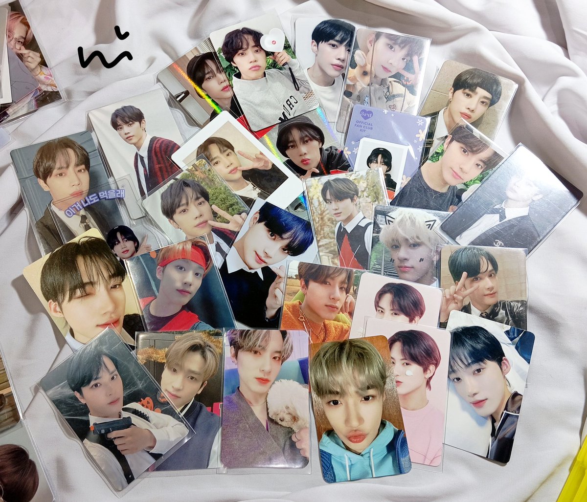 aerizeu's tweet photo. temen-temen aku ada rencana #tbsell ini semua tapi pake cara lelang, mulai dari 5k ajaa, ada yang minat tidaak? based di Tangerang yaa :3 https://t.co/P8FDH5DnpQ
