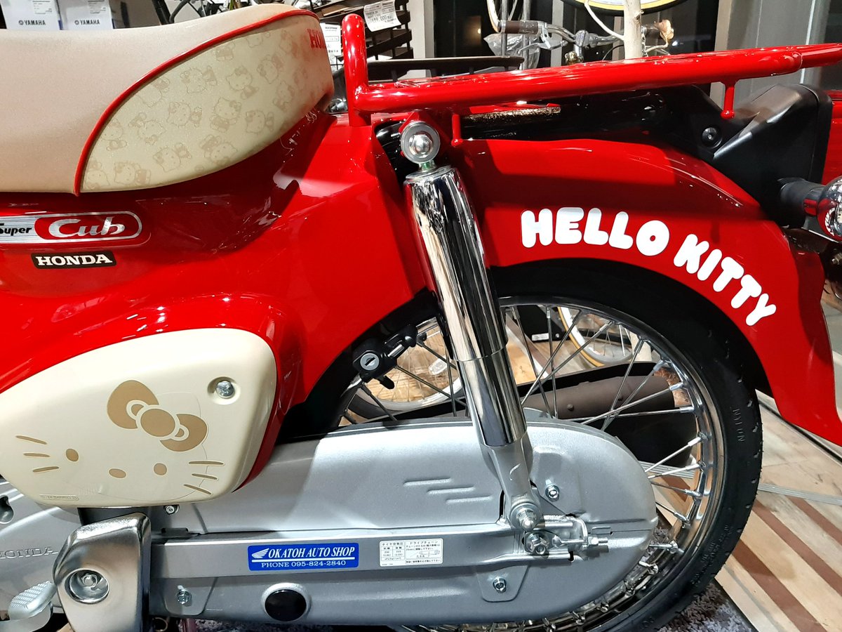 ARUEFU's tweet photo. 数十年ぶりの新車購入！！
まさかあまり好みじゃ無かった #カブ主 になるとは・・・。

新車で手に入る自分の意思でシフトチェンジできる 50cc は もうカブ系しかなかったし、でも大好きな真っ赤が手に入ったのだからまた長くガタガタになるまで走り回りたいな。 https://t.co/37FfY8KgBb