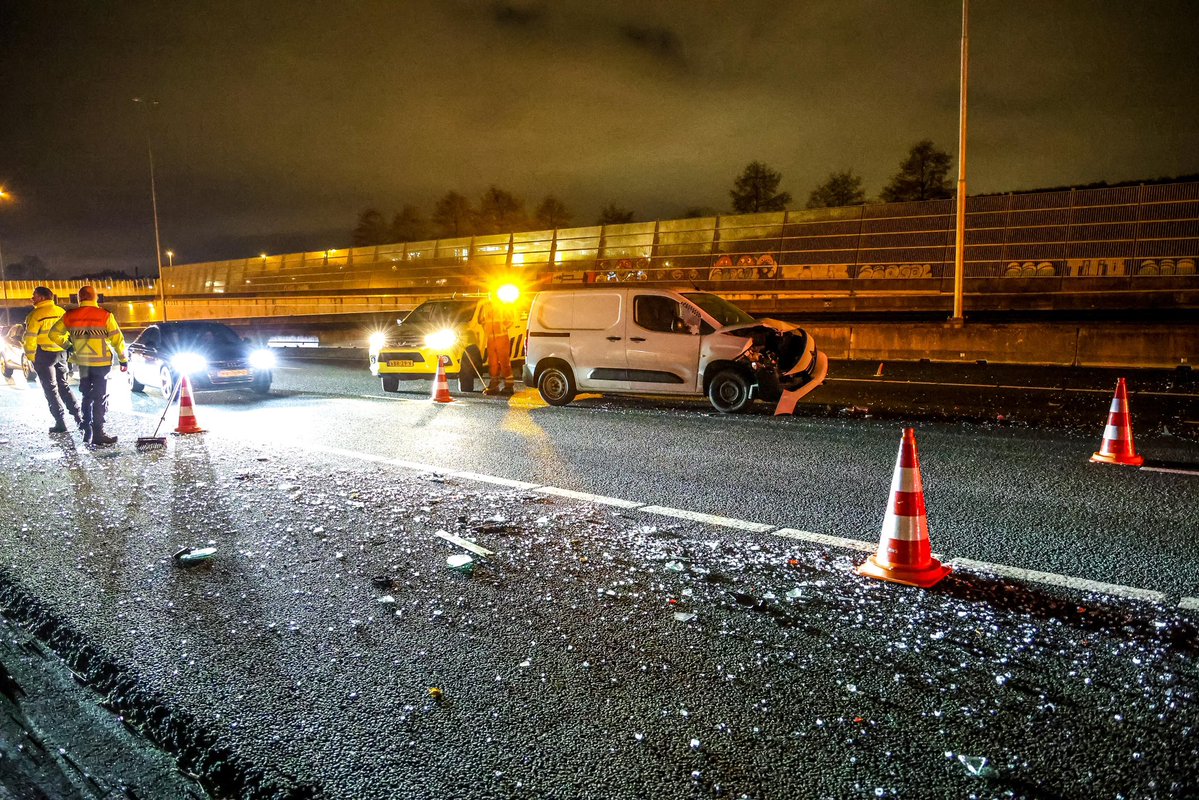 Snelweg korte tijd dicht door glas op de weg na ongeval