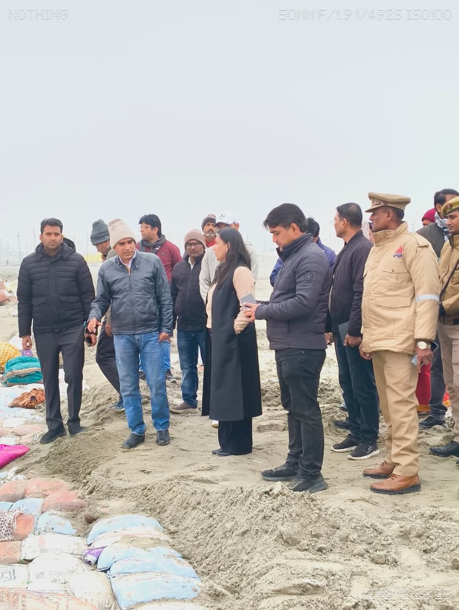 CommissionerPrg's tweet photo. माघ मेला 2026 की सन्निकटता के दृष्टिगत मेला क्षेत्र के विभिन्न सेक्टरों का उप मेलाधिकारी‚ माघ मेला तथा संंबंधित विभागों के अधीक्षण अभियन्ता व अधिशासी अभियन्ता के साथ भ्रमण किया गया। भ्रमण के दौरान मेला क्षेत्र में तैयार कराये जा रहे विभिन्न घाटों को देखा गया और आवश्यक मूलभूत सुविधाएं⁄व्यवस्थाओं के संंबंध में जानकारी लेते हुए समस्त घाटों एवं आवश्यक मूलभूत व्यवस्थाओं को मेला प्रारम्भ होने के पूर्व समय से पूर्ण कराने के निर्देश दिए गए। मेला क्षेत्र के समस्त सेक्टर मजिस्टे्ट एवं विभागीय अभियन्ताओं को निर्देशित किया गया कि अपने–अपने क्षेत्रों में निरन्तर भ्रमण करते हुए कार्याें की जानकारी लेते रहें।