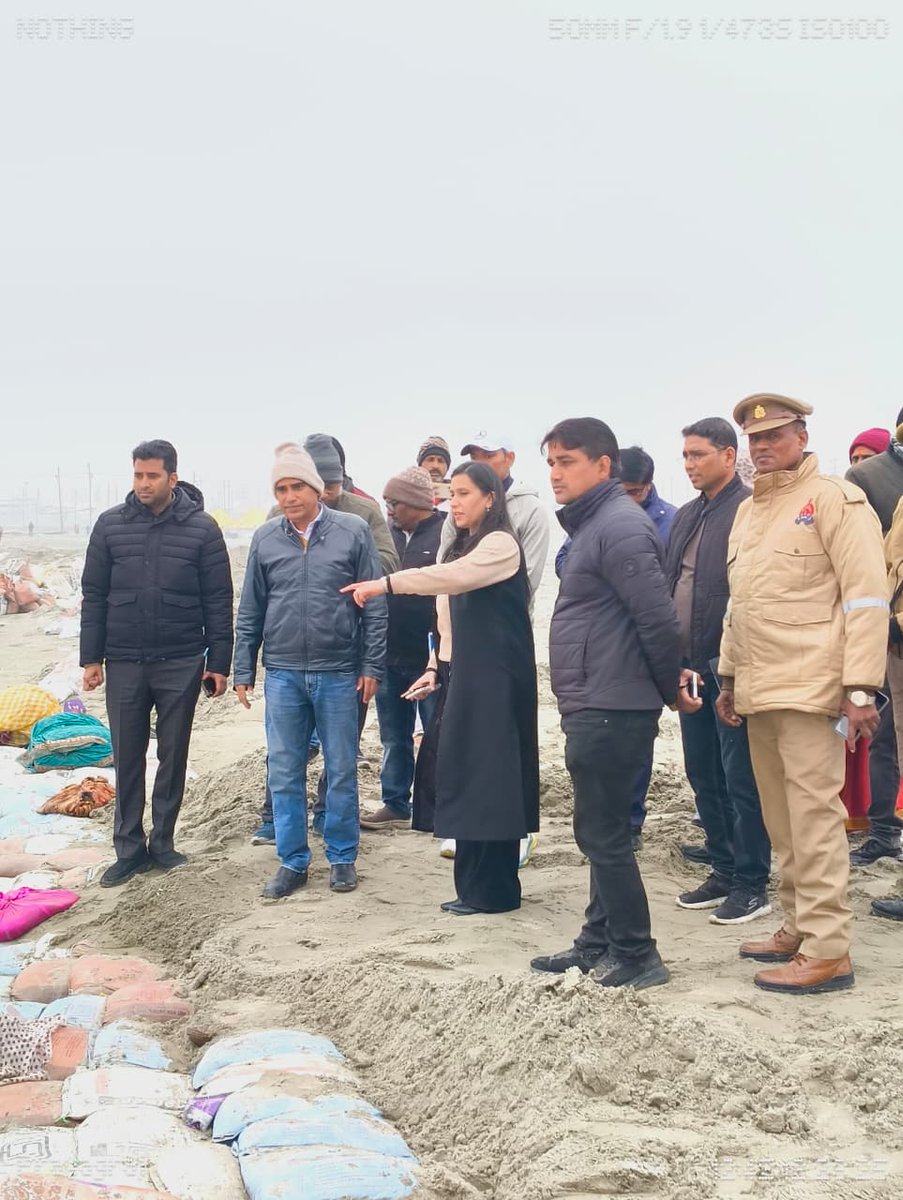 CommissionerPrg's tweet photo. माघ मेला 2026 की सन्निकटता के दृष्टिगत मेला क्षेत्र के विभिन्न सेक्टरों का उप मेलाधिकारी‚ माघ मेला तथा संंबंधित विभागों के अधीक्षण अभियन्ता व अधिशासी अभियन्ता के साथ भ्रमण किया गया। भ्रमण के दौरान मेला क्षेत्र में तैयार कराये जा रहे विभिन्न घाटों को देखा गया और आवश्यक मूलभूत सुविधाएं⁄व्यवस्थाओं के संंबंध में जानकारी लेते हुए समस्त घाटों एवं आवश्यक मूलभूत व्यवस्थाओं को मेला प्रारम्भ होने के पूर्व समय से पूर्ण कराने के निर्देश दिए गए। मेला क्षेत्र के समस्त सेक्टर मजिस्टे्ट एवं विभागीय अभियन्ताओं को निर्देशित किया गया कि अपने–अपने क्षेत्रों में निरन्तर भ्रमण करते हुए कार्याें की जानकारी लेते रहें।