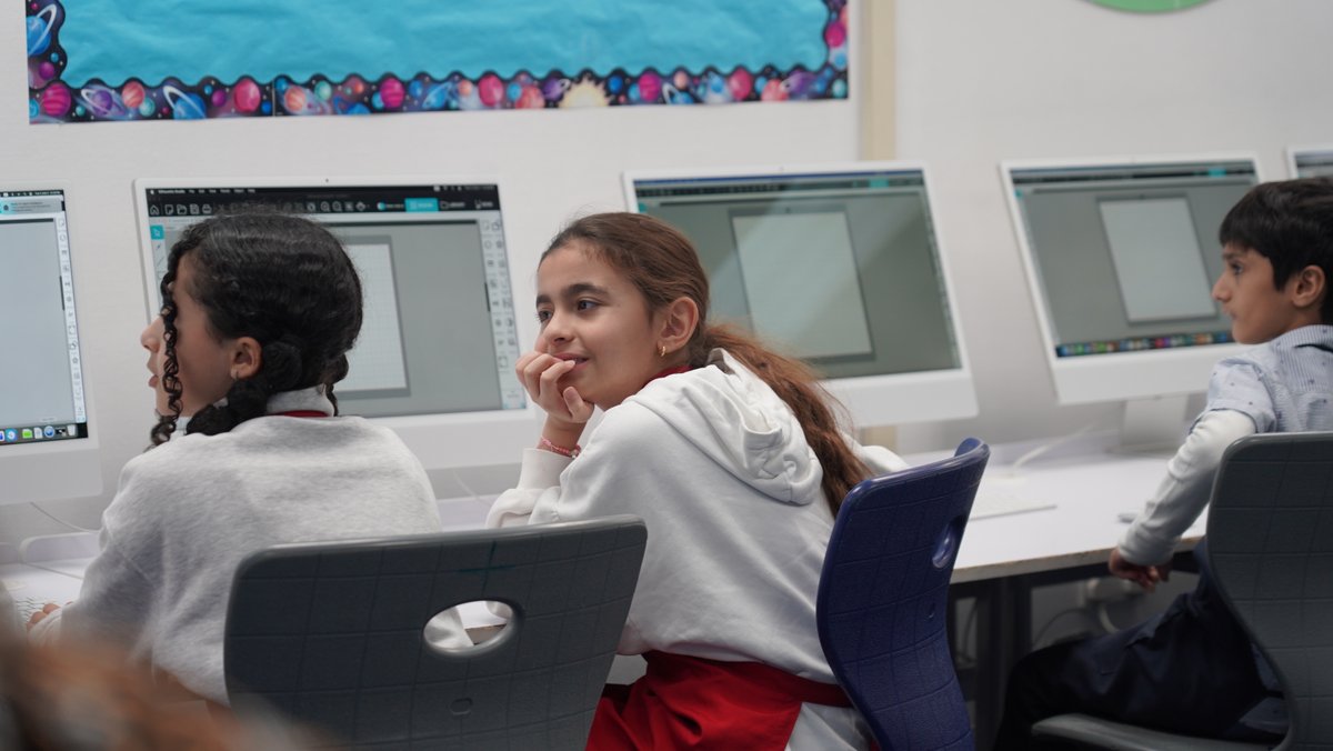 من فكرة بسيطة… إلى منتج يُفتخر به ✨
ورشة المنتجات الحرفية تمنح الأطفال تجربة تصميم وصناعة باستخدام أدوات حديثة، لابتكار منتجات فنية تعبّر عن ذوقهم وتجمع بين التراث والتقنية.

📅 11–15 يناير 2026
⏰ 10:00 ص – 2:00 م
📍 مدارس الظهران الأهلية
🔗 لتسجيل 
numouedu.com/category/ZGzbAY