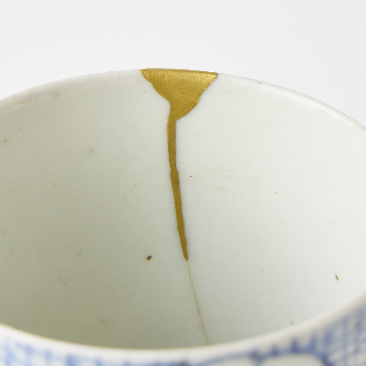 金継ぎ販売器 江戸蕎麦猪口花紋様に金継ぎ 欠け・ヒビ 金消粉仕上げ