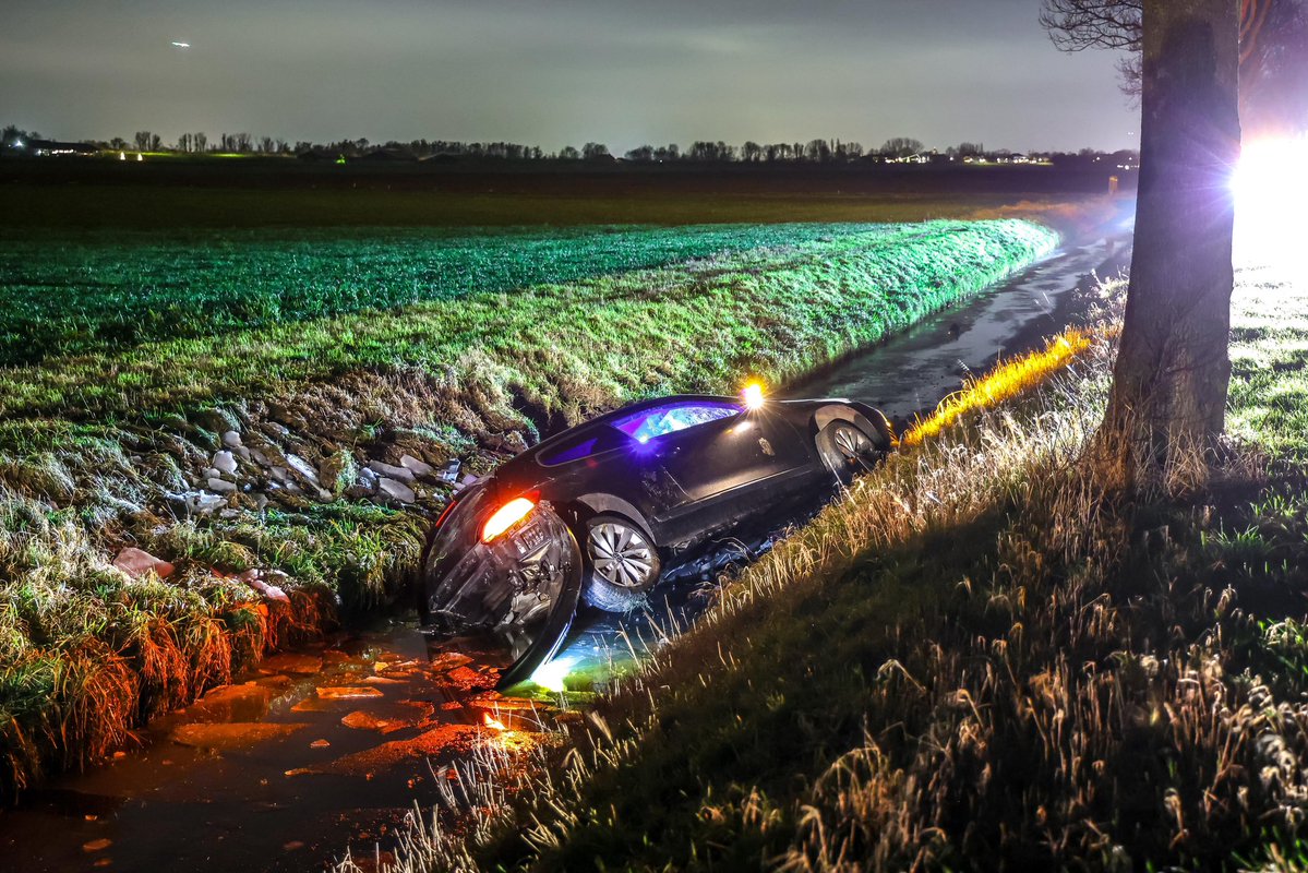 Auto belandt in de sloot in Woubrugge
