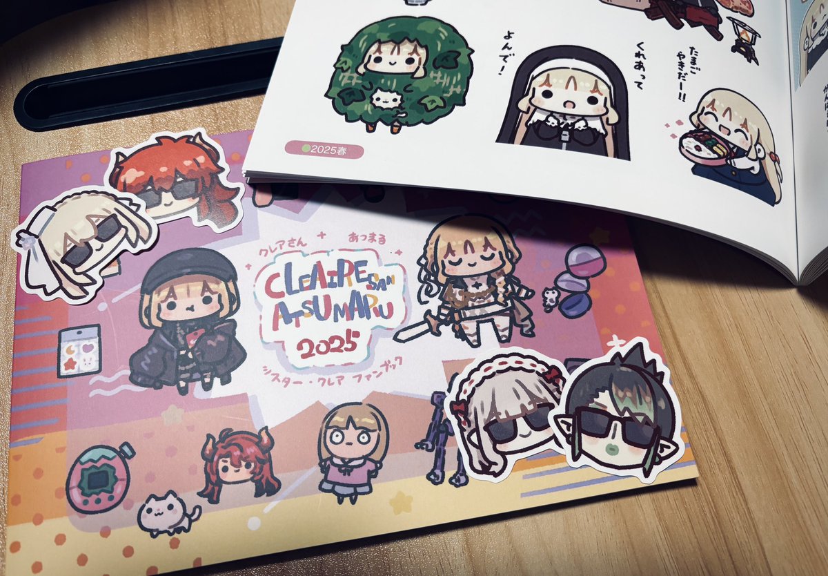 新刊は艶を抑えたマットコートと厚めの紙で作られており、画集として手元に置いておきたくなるような本になってます…!
シールはきちんと包装して頒布します🙏
アクキーは台紙の方もデザインしているので、未開封で飾るのもまた良いかも❗️ 