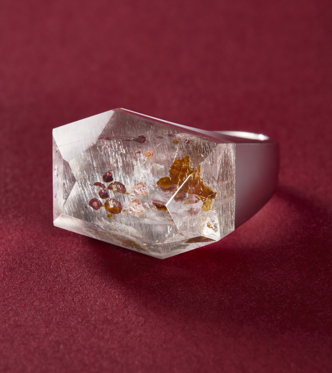 no.188 実りの琥珀　四角いヘマタイト HematiteInQuartz 赤い木の実が漂っているようなヘマタイトイン