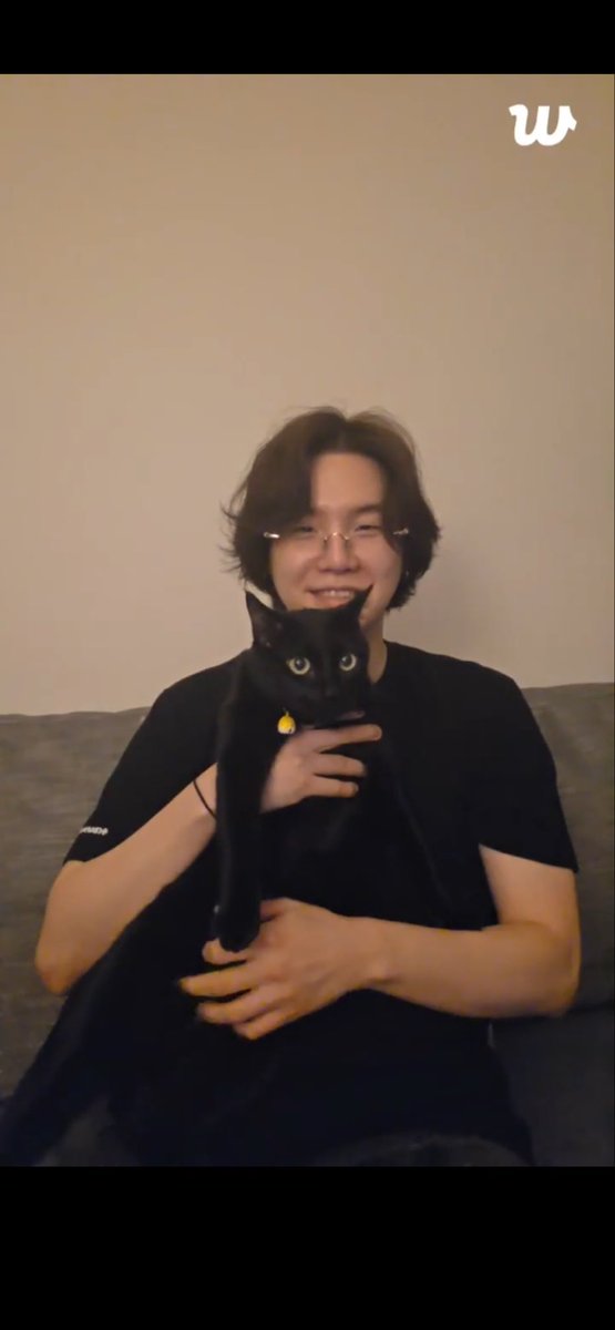 50% of ARMYs have changed their lockscreens to this and the other 50% haven’t woken up yet, give them time