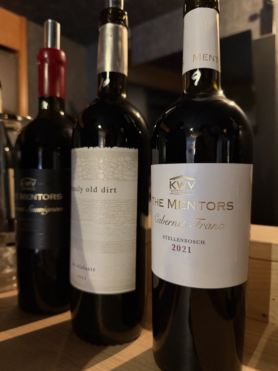 azzurro1977's tweet photo. アフリカーさん@水天宮
ソムリエ田邉さんが解説される
試飲販売会に初参加

解説がすごく分かりやすくてとても
勉強になりました

カベルネフランと山椒とのペアリングには
ちょっとびっくり

買えなかったけどメントーズCS2022再入荷するといいなぁ

#アフリカー
#南アフリカワイン https://t.co/FTj0fCKo7c