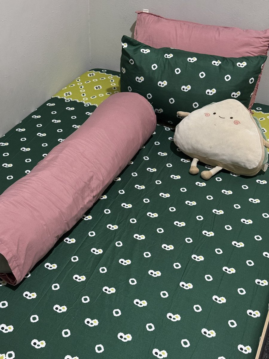 linskinjournal's tweet image. tbh, its REAL… thanks to pengrajin lokal for this ‘SPREI BATIK JUMPUTAN’ that so comfy…🙂‍↕️🌟 feels like stay at grandma house😃 ADEEEMMM