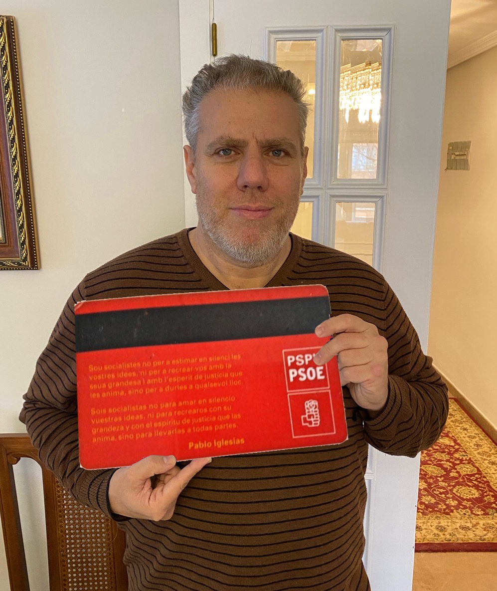 Por fin ha llegado, ya soy afiliado del PSOE de pleno derecho. Es el mejor regalo de reyes que podía recibir.

Me han dicho que es de tamaño especial porque yo soy un militante especial , cuanto orgullo, orgullo socialista !