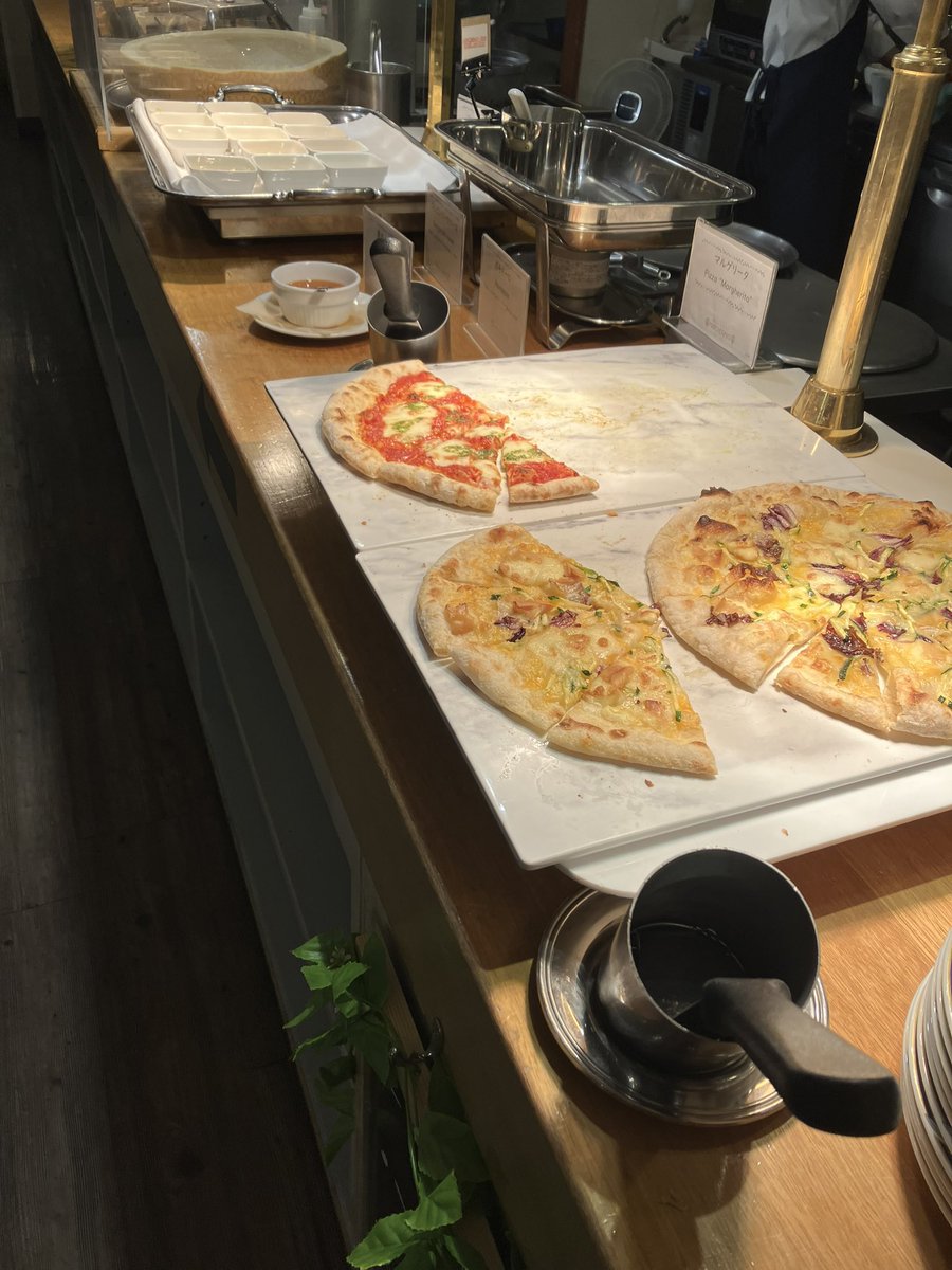 年末の家族旅行中。
甘いものばっかり食べてる🍰