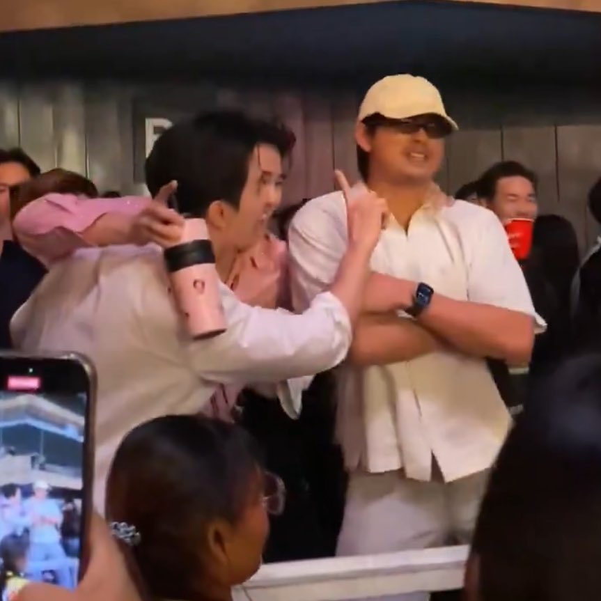 ชอบได้แต่ฉันคนเดียว: ชี้ตัวเอง
เมื่อเธอคิดว่าฉันไม่ใช่: โน้โนๆใส่ฮีเข้ม

ให้เลยล่ะสนยุ้กกกกกกกกกก😂