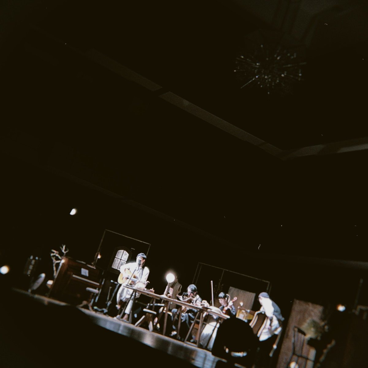 年内最後の公演は福岡にて弓弦葉。波紋みたいどこまで音が広がっていく幻想的な時間が流れていました。
客席のみんなの寝息を壊さぬようにそーっと一枚一枚音の毛布を重ねていきました。あらゆるものが剥離された世界「弓弦葉」は来年も続いていきます。これからもよろしくお願いします♪【直太朗】