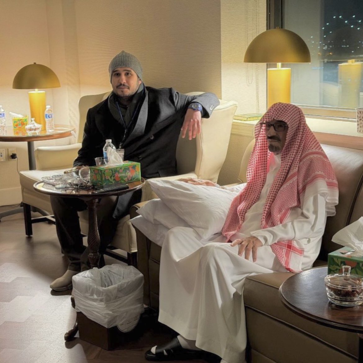 #الصمان
زار صاحب السمو الأمير #تركي_بن_سلمان بن عبدالعزيز آل سعود للشيخ #بدر_بن_هزاع_بن_شقير_الدويش بالمستشفى بمدينة #نيويورك، وذلك للاطمئنان على صحته، متمنيًا له الشفاء العاجل