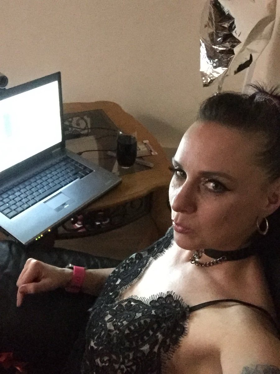 AliceSmall4ux's tweet image. On cam cum watch me