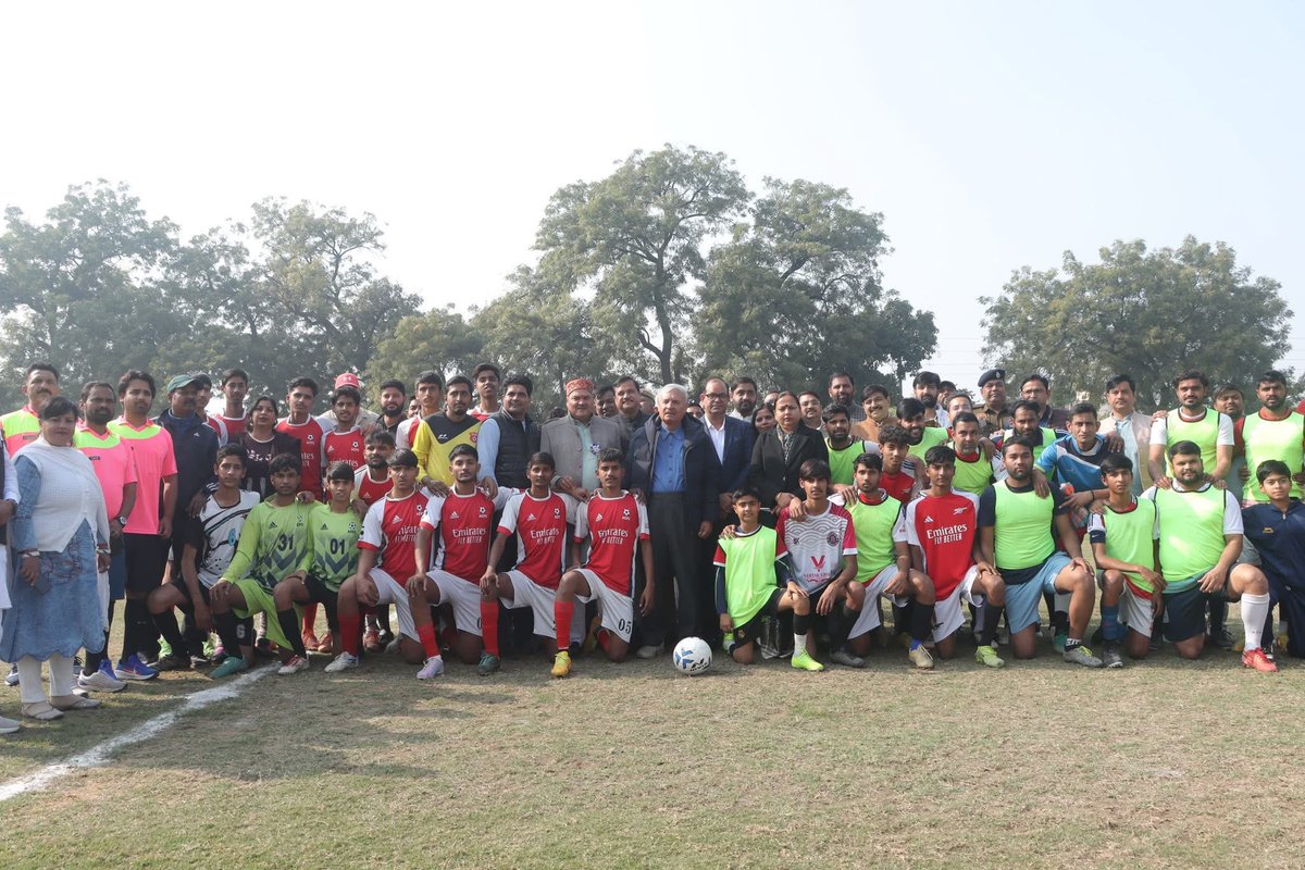 आज “सांसद खेल महोत्सव” के दूसरे दिन रेवाड़ी स्थित राव तुलाराम स्टेडियम में फुटबॉल व कबड्डी प्रतियोगिता का माननीय केंद्रीय मंत्री श्री <a href="/Rao_InderjitS/">Rao Inderjit Singh</a> जी ने शुभारंभ किया। 
खेलों को प्रोत्साहन देने की सोच आदरणीय प्रधानमंत्री श्री <a href="/narendramodi/">Narendra Modi</a> जी की नीतियों का परिणाम है, जिससे