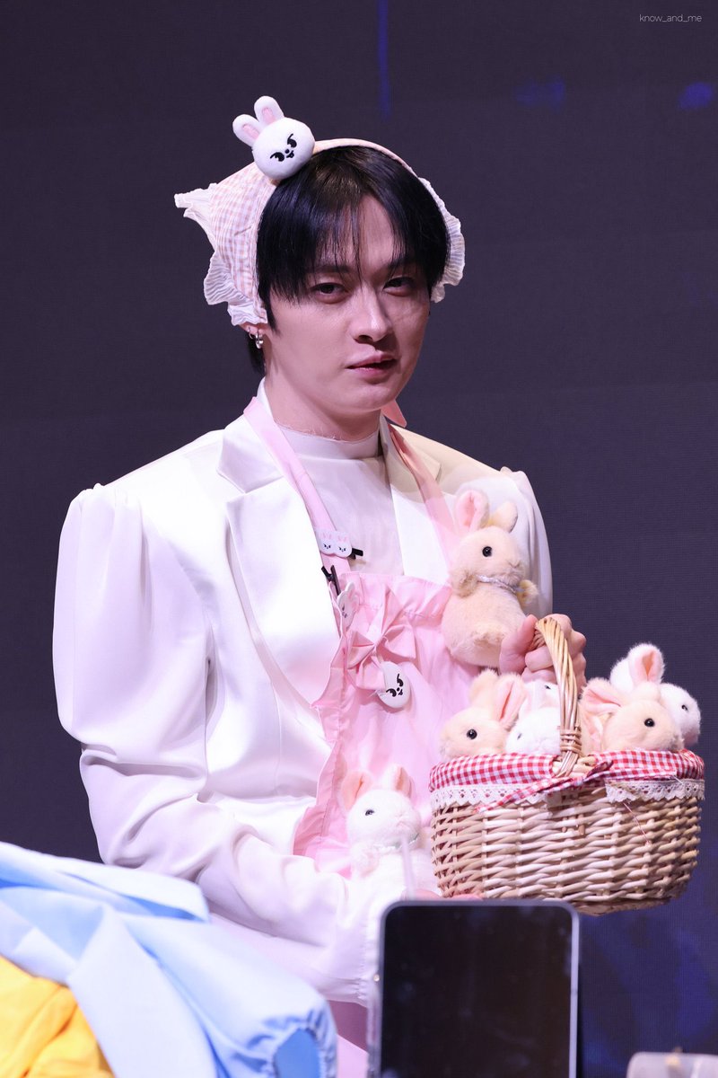 hanmingg's tweet image. LEEKNOW’S OUTFIT AND HIS BASKET FULL OF BUNNIES HE’S SO CUTE 🐰🐇🩷🤍