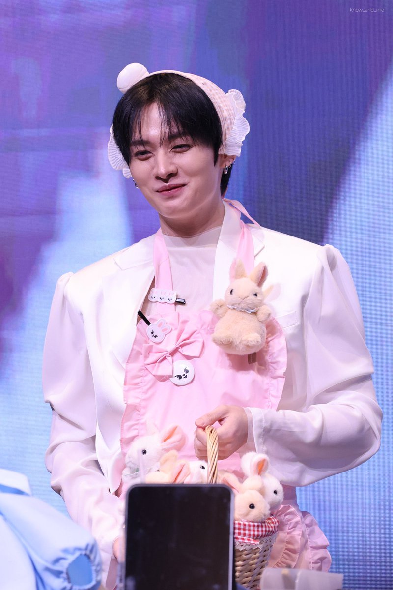 hanmingg's tweet image. LEEKNOW’S OUTFIT AND HIS BASKET FULL OF BUNNIES HE’S SO CUTE 🐰🐇🩷🤍
