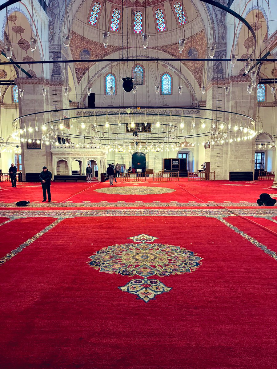 Orijinal göbek desenli kırmızı halılar, eski camilerde daha bir kendine ait ve yerli yerinde duruyor. 
#beyazıt #cami